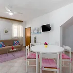 Charmantes Nur 400 Meter Zum Mit Grossem Pool, Privater Terrasse, Grill, Liegen Апартаменти Пореч