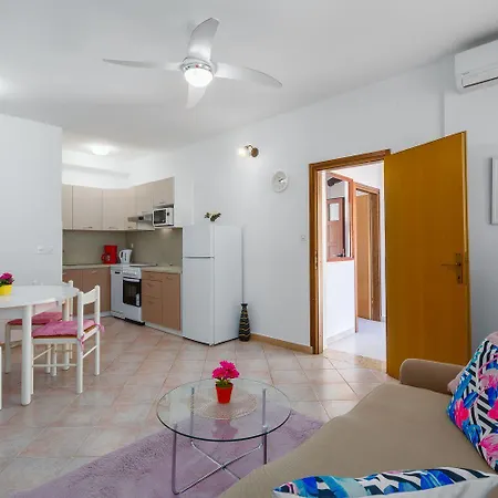 Charmantes Nur 400 Meter Zum Mit Grossem Pool, Privater Terrasse, Grill, Liegen