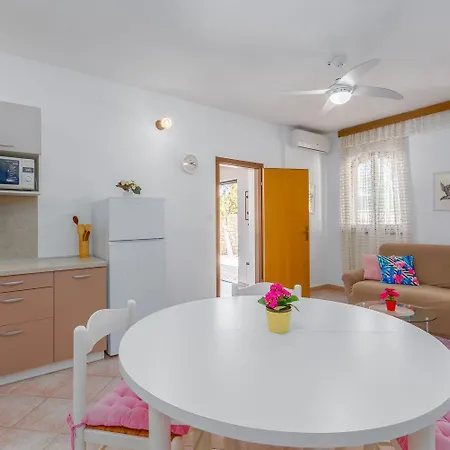 Charmantes Nur 400 Meter Zum Mit Grossem Pool, Privater Terrasse, Grill, Liegen 아파트 *