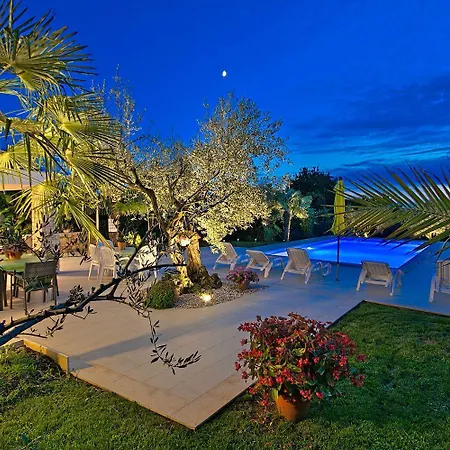 아파트 Charmantes Nur 400 Meter Zum Mit Grossem Pool, Privater Terrasse, Grill, Liegen