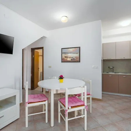 Charmantes Nur 400 Meter Zum Mit Grossem Pool, Privater Terrasse, Grill, Liegen 아파트 *