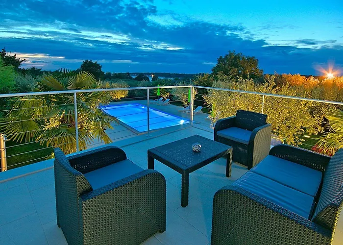 Charmantes Nur 400 Meter Zum Mit Grossem Pool, Privater Terrasse, Grill, Liegen Porec