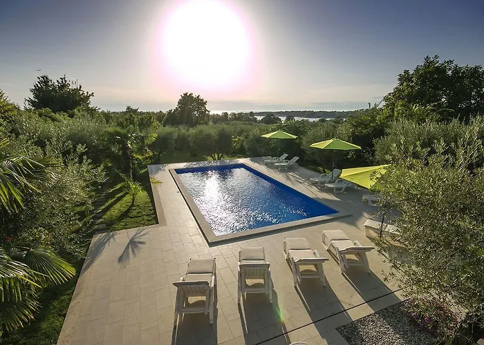 Charmantes Nur 400 Meter Zum Mit Grossem Pool, Privater Terrasse, Grill, Liegen Poreč