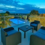 Charmantes Nur 400 Meter Zum Mit Grossem Pool, Privater Terrasse, Grill, Liegen Poreč
