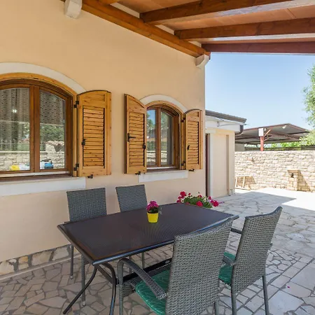 Charmantes Nur 400 Meter Zum Mit Grossem Pool, Privater Terrasse, Grill, Liegen Пореч