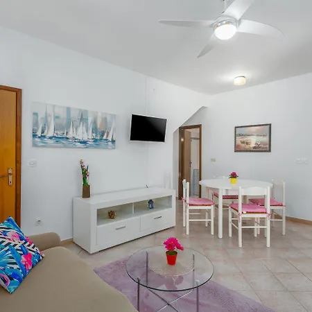 Charmantes Nur 400 Meter Zum Mit Grossem Pool, Privater Terrasse, Grill, Liegen