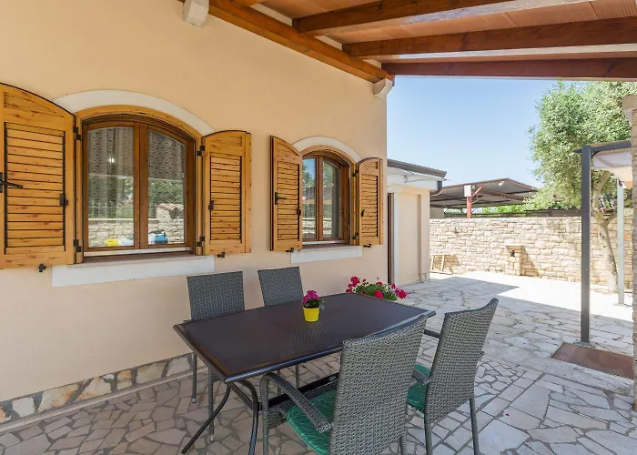 Charmantes Nur 400 Meter Zum Mit Grossem Pool, Privater Terrasse, Grill, Liegen Poreč